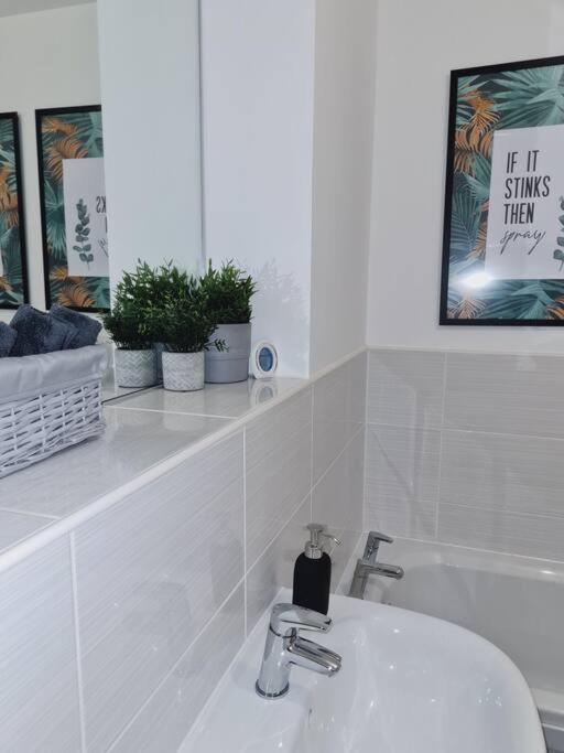 Stylish 2 Bedroom Apartment / Free Gated Parking Glasgow Esterno foto