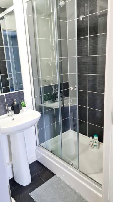 Stylish 2 Bedroom Apartment / Free Gated Parking Glasgow Esterno foto