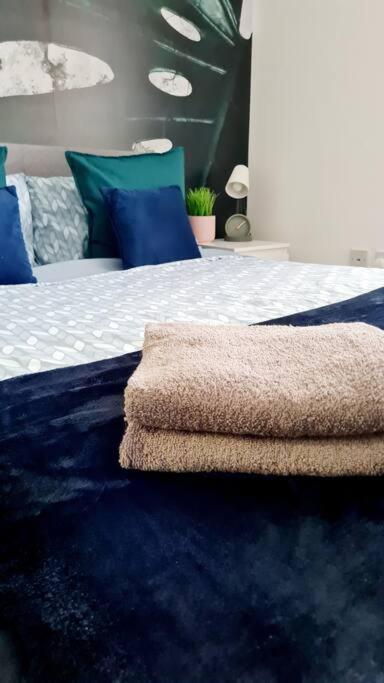 Stylish 2 Bedroom Apartment / Free Gated Parking Glasgow Esterno foto