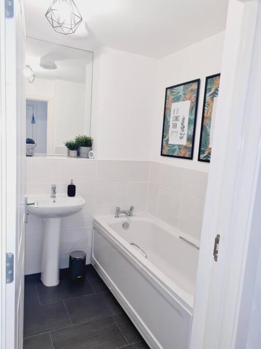 Stylish 2 Bedroom Apartment / Free Gated Parking Glasgow Esterno foto