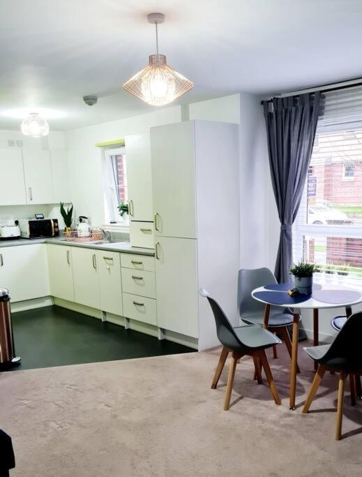 Stylish 2 Bedroom Apartment / Free Gated Parking Glasgow Esterno foto